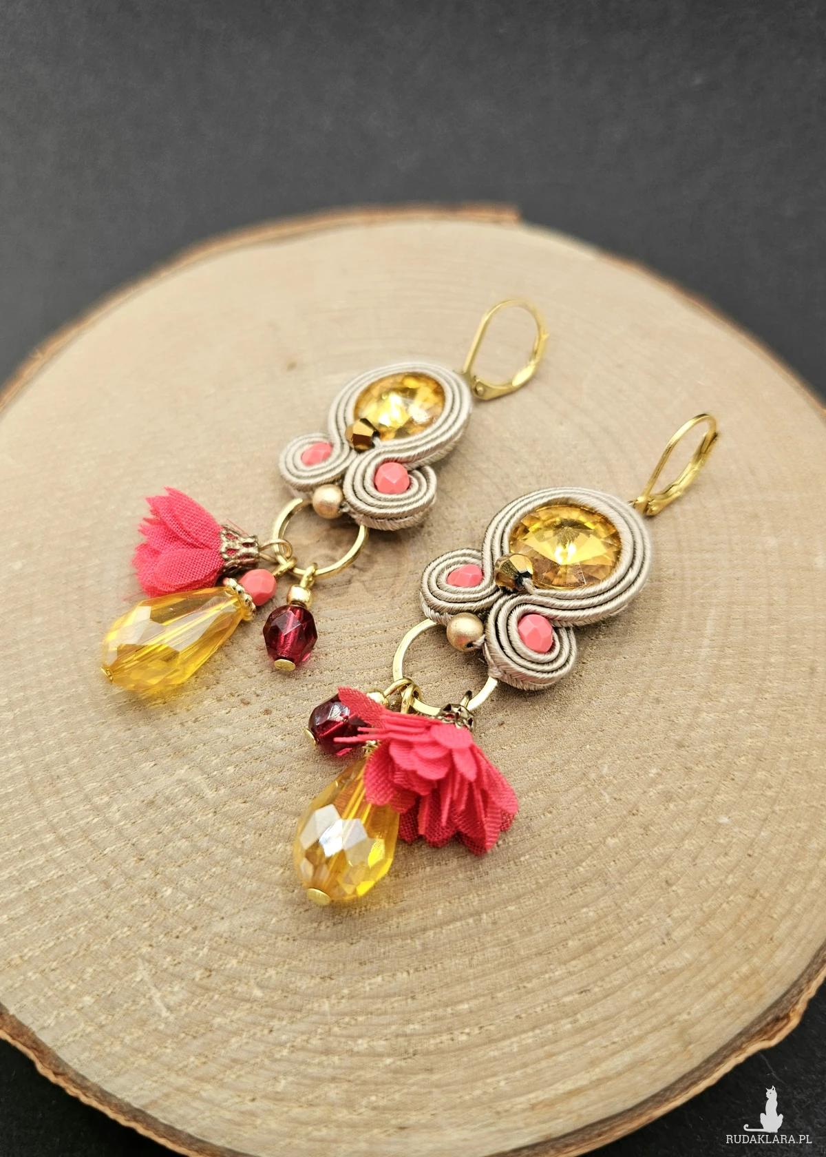 Beżowo kolorowe kolczyki sutasz z kryształkami 10